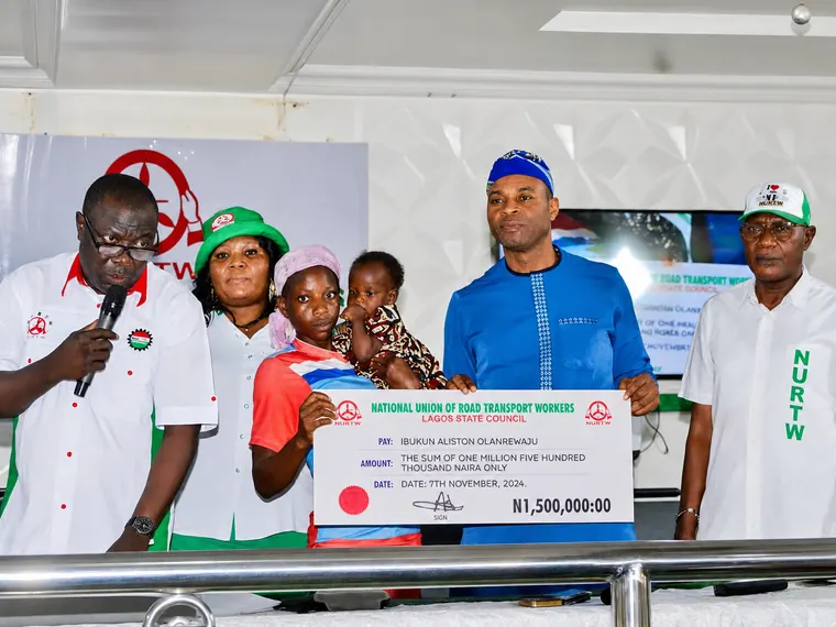 Cash-support presentation to a family of deceased staff.